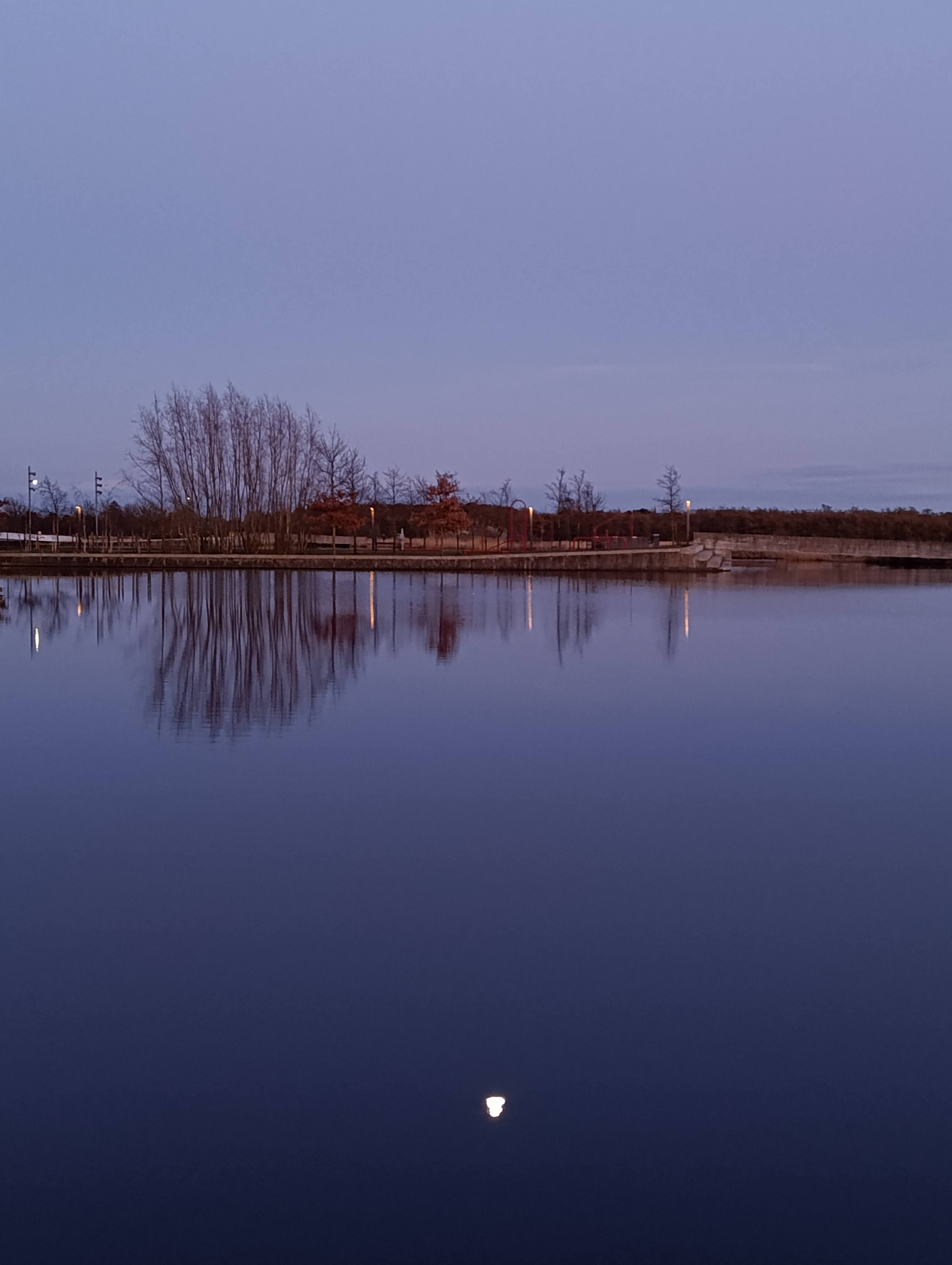 Photograph from Nufar Hatzbani’s portfolio — urban light and detail